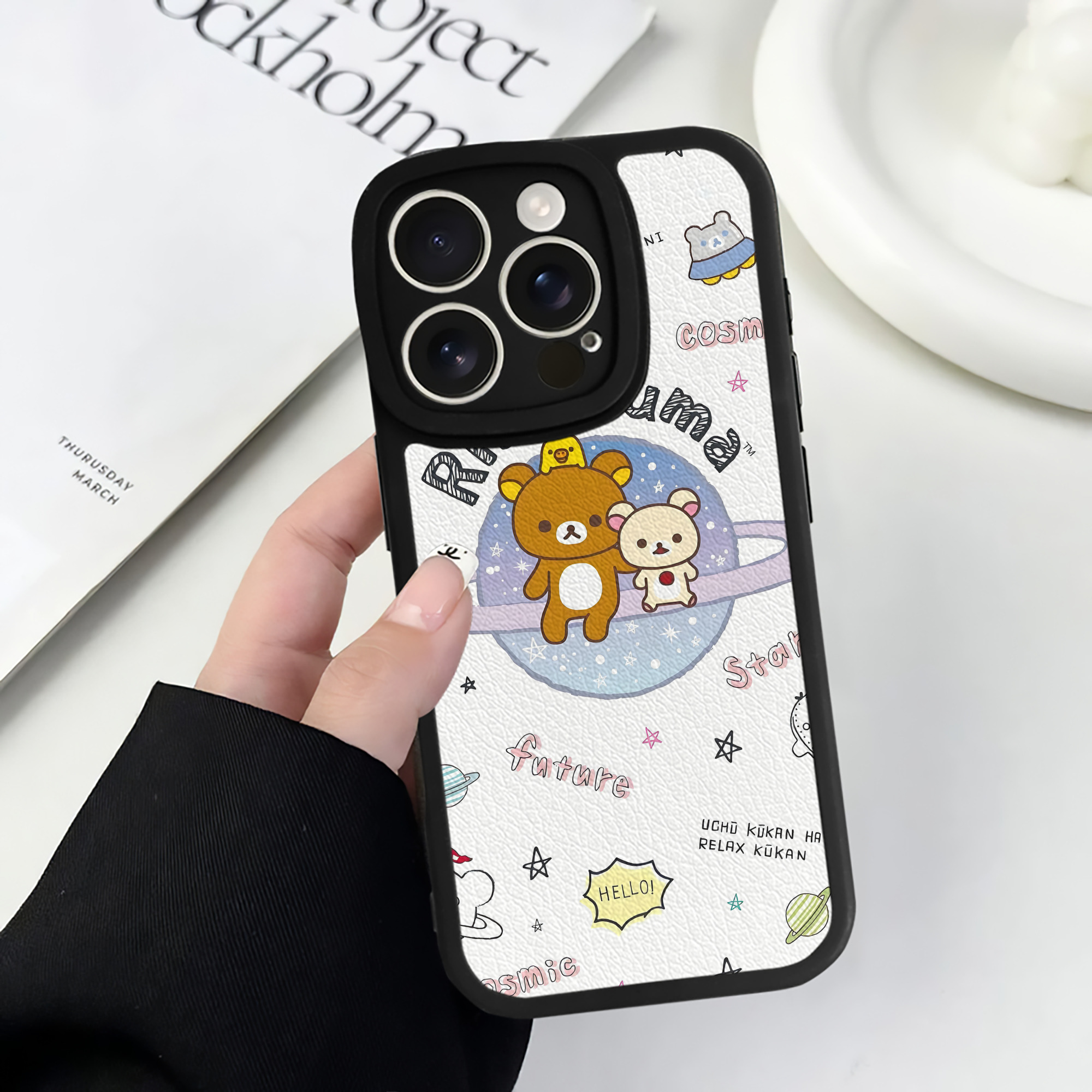 （画像用） リラックマ リラックマ キイロイトリ Rilakkuma Korilakkuma Kiiroitori 【iPhone 16シリーズ対応】シリコンスマホケース（レザー調） 材質：シリコン